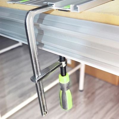 Serre joint de rail a vis position