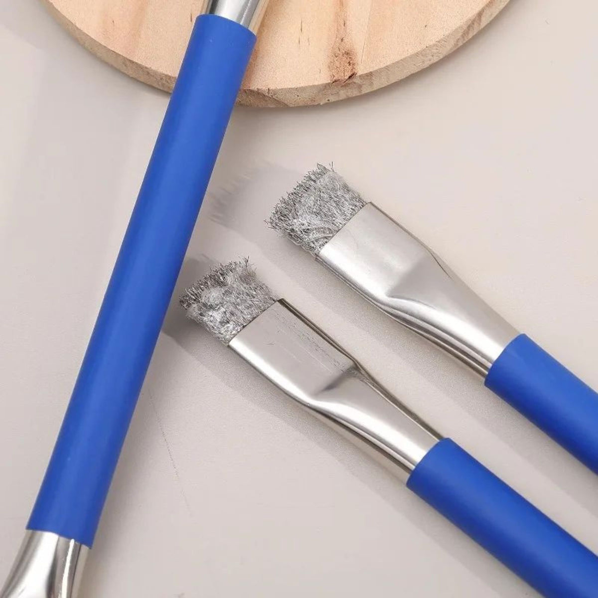 Deux brosses métalliques dont on voit le bout