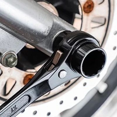 Clé à cliquet douille d'échafaudage à pointe effilée sur la roue une moto