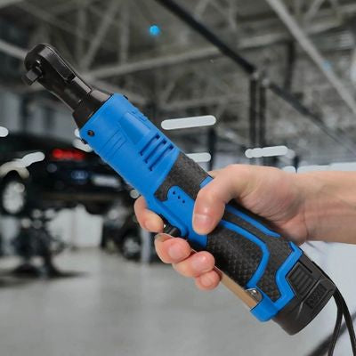 Clé à cliquet douille Électrique sans fil bleu dans la main d'un homme