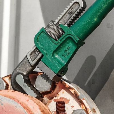 Clé à griffe en F de 285 mm sur un boulon