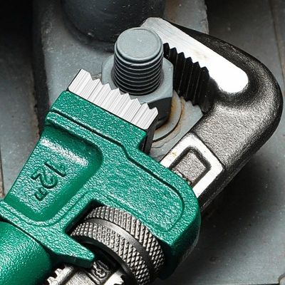 Clé à griffe en F de 285 mm sur une nut