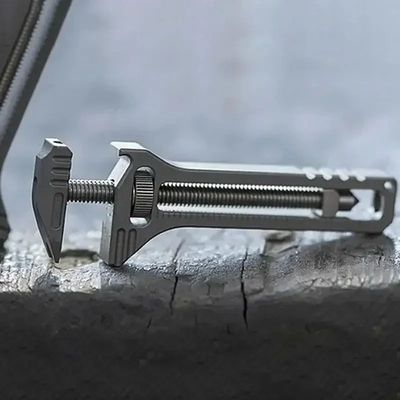 Clé anglaise mini de poche sur du bois