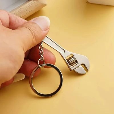 Clé réglable Porte-clés dans la main d'une femme