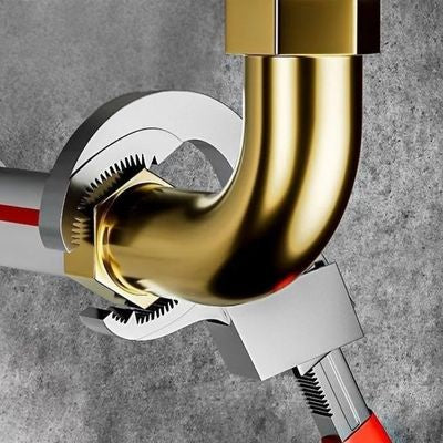 Clé réglable universelle antidérapante en action sur un tuyau