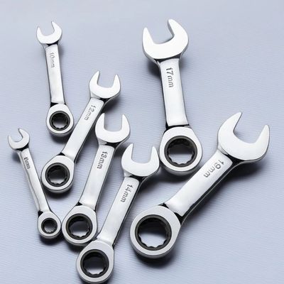 Mini clé plate à cliquet 6-19 mm un ensemble sur une table