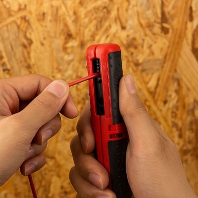 PINCE A DENUDER PORTABLE ROUGE