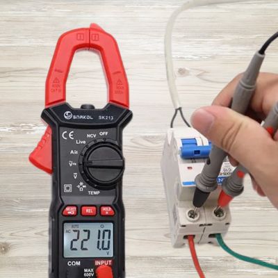 PINCE AMPEREMETRIQUE SK213 prise