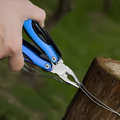 Pince multifonction portable dans la main d'un homme qui coupe une broche