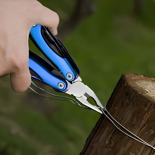 Pince multifonction portable dans la main d'un homme qui coupe une broche
