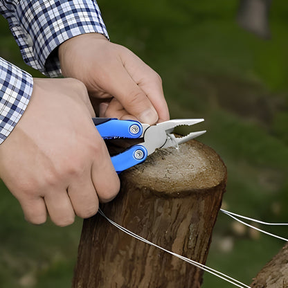 Pince multifonction portable dans la main d'un homme qui coupe un fil de fer avec la lame