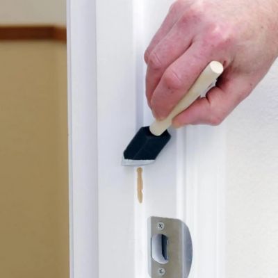 Rouleau-peinture-Laqueur-jaune-porte