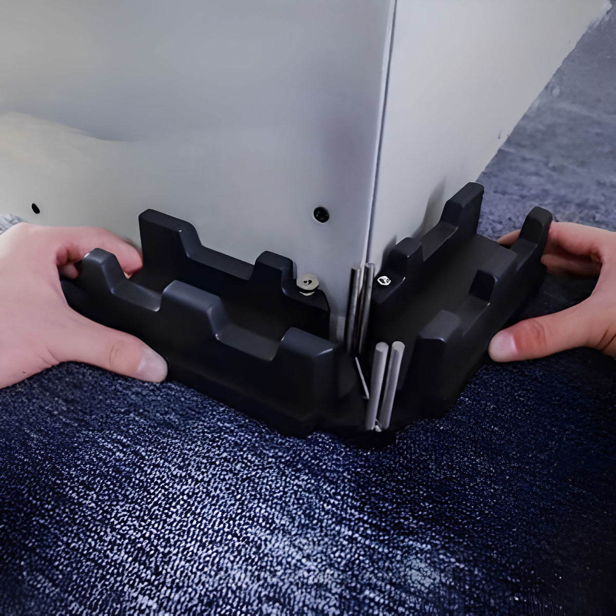 Scie à onglet boîte pour plinthes noir sur un tapis