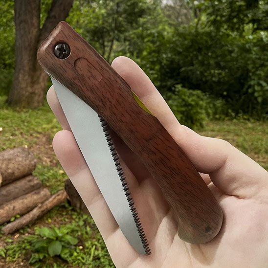 Scie pliante en bois brun fermé