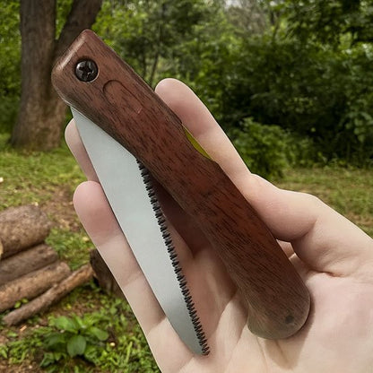 Scie pliante en bois brun fermé