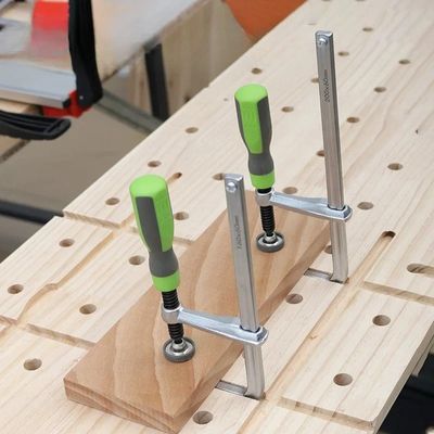 Serre-joint-de-rail-a-vis-planche