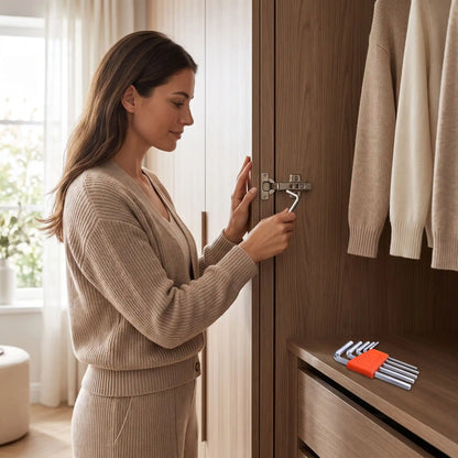 Une allen key du jeu 5 pièces courtes métriques 2 à 6 mm dans la main d'une femme qui répare la charnière de son armoire