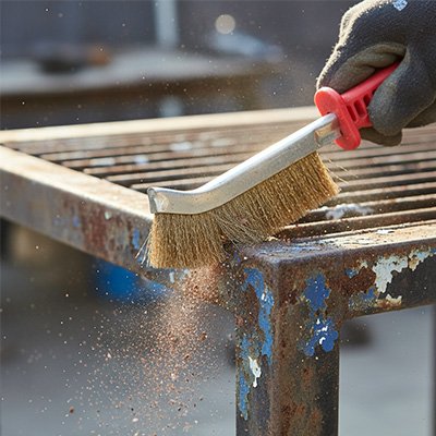Brosse métallique Courbée table