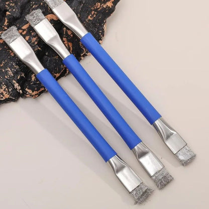 trois brosses métalliques dont on voit le bout et le manche bleu