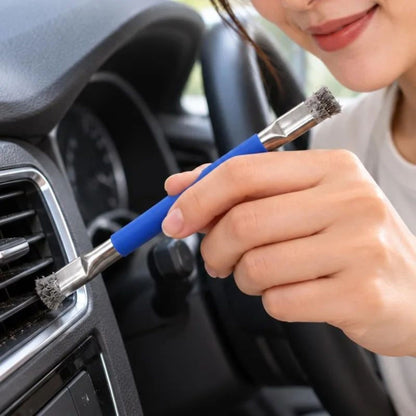 Une brosse métallique en acier inoxydable à double tête dans la main d'une femme qui nettoie sa voiture
