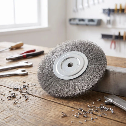 Brosse métallique rotative disque de 125 mm pour meuleuse sur un établi de bois