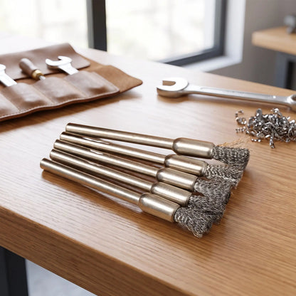 Brosse métallique rotative lot de 15 pièces sur une table de bois