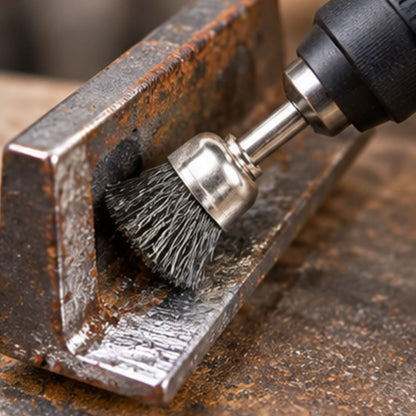 Une brosse métallique rotative du lot de 9 pièces qui enlève la rouille sur un fer angle en acier