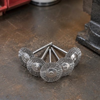 Brosses métalliques Rotatives 5 pièces en argent sur un établi