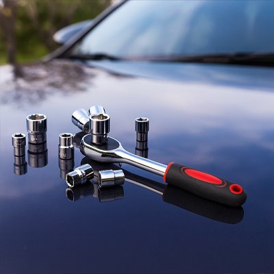 Clé à cliquet douille sur une voiture