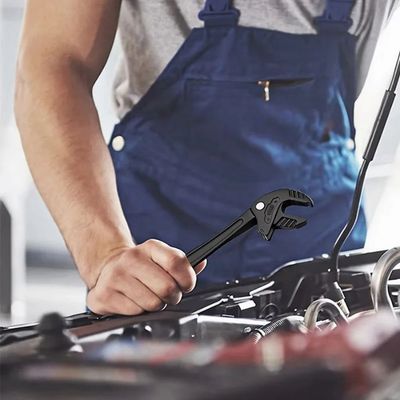 Clé à griffe auto-ajustable SW-S-B 10-13 mm dans la main d'un mécanicien
