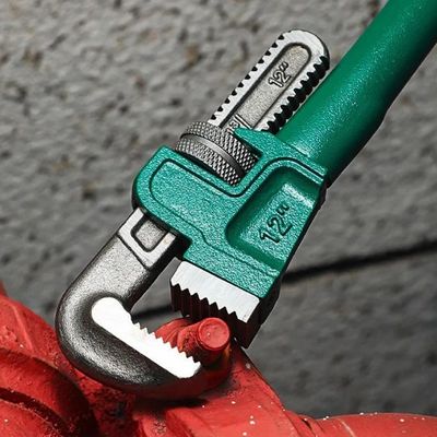 Clé à griffe en F de 270 mm sur un boulon montrant les dents de ouverture