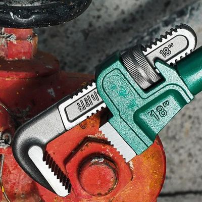 Clé à griffe en F de 420 mm serrant un boulon avec sa mâchoire