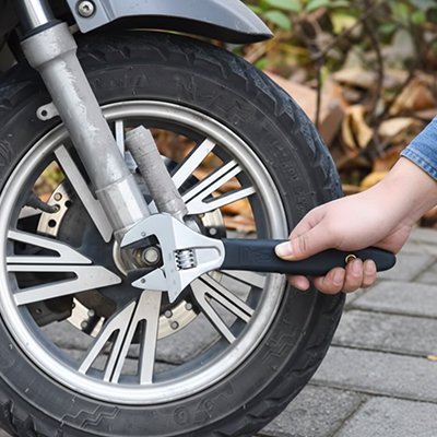 Clé anglaise auto serrante roue