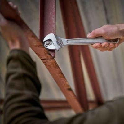 Clé anglaise lot de 2 de 150 mm et 200 mm dans la main d'un homme qui visse un fer angle
