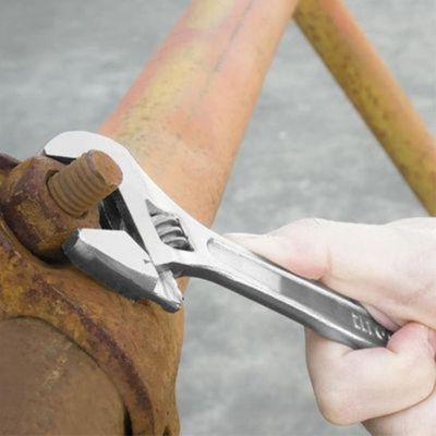 Clé anglaise lot de 2 de 150 mm et 200 mm dans la main d'un homme qui visse un boulon