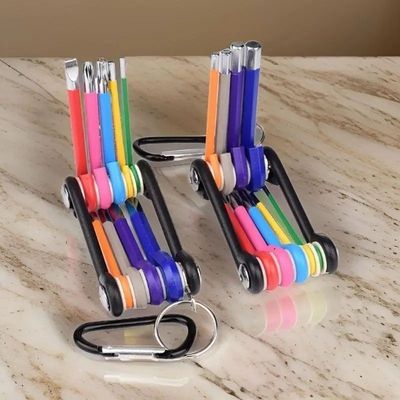 clé étoile clé allen pliable 9 en 1 ouvert sur une table