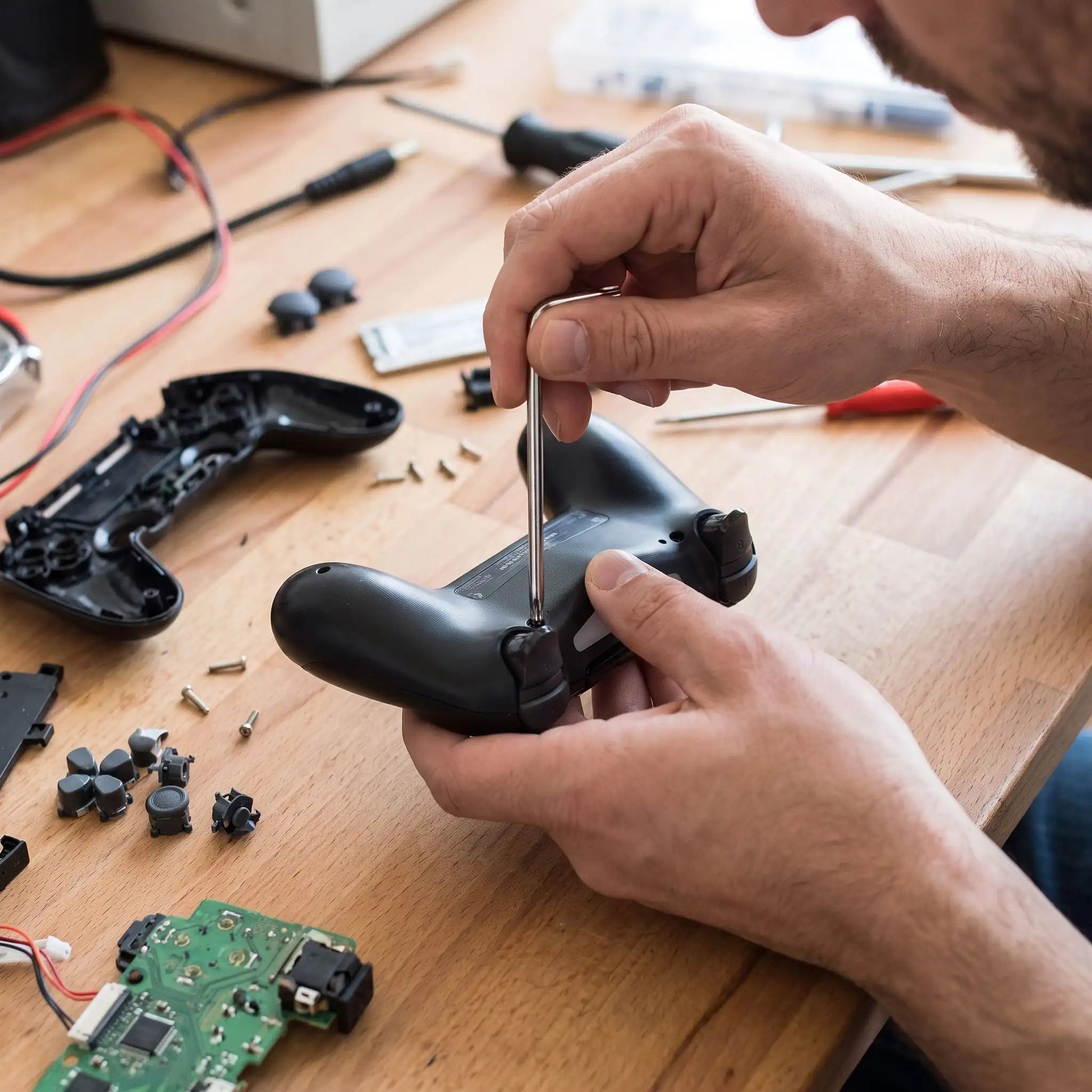 Clé Torx de sécurité premium Lot de 12 dans la main d'un homme qui répare une manette de Xbox