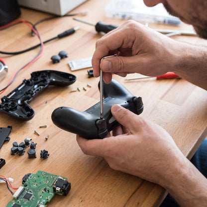 Clé Torx de sécurité premium Lot de 12 dans la main d'un homme qui répare une manette de Xbox