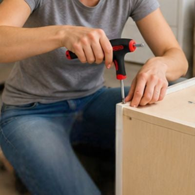 Clé torx jeu de 10 clés en T T9 à T50 dans la main d'une femme qui assemble un meuble