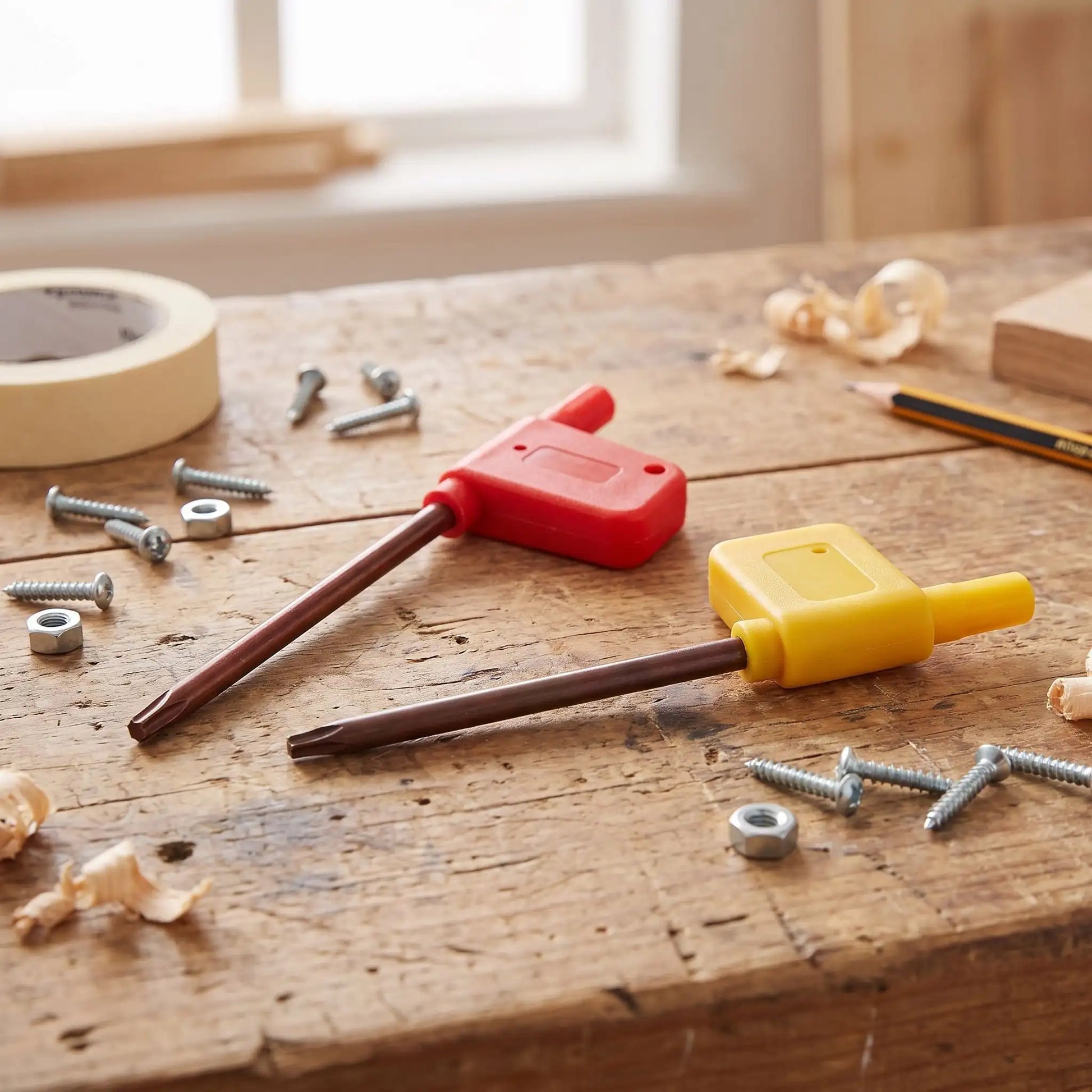 Clé torx jeu de 2 clés en drapeau S2 sur une table de différentes couleurs