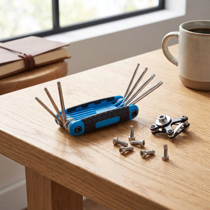 Clé Torx Jeu de 8 pliables T9 à T40 sur une table en bois à côté des vis