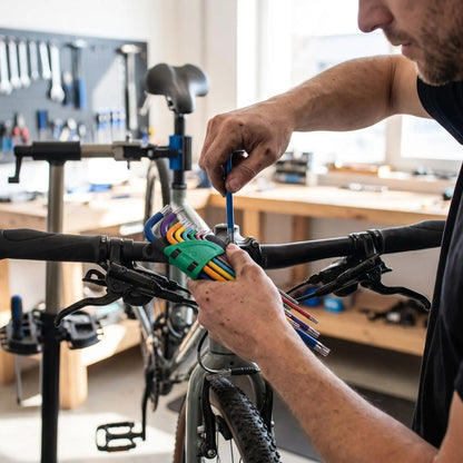 cle-torx-jeu-de-9-cles-de-couleurs-t10-a-t50-en-l-dans la main d'un homme qui répare son vélo
