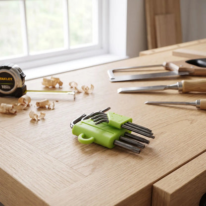 Clé Torx Trousseau de précision 8 en 1 sur une table en bois dans un atelier