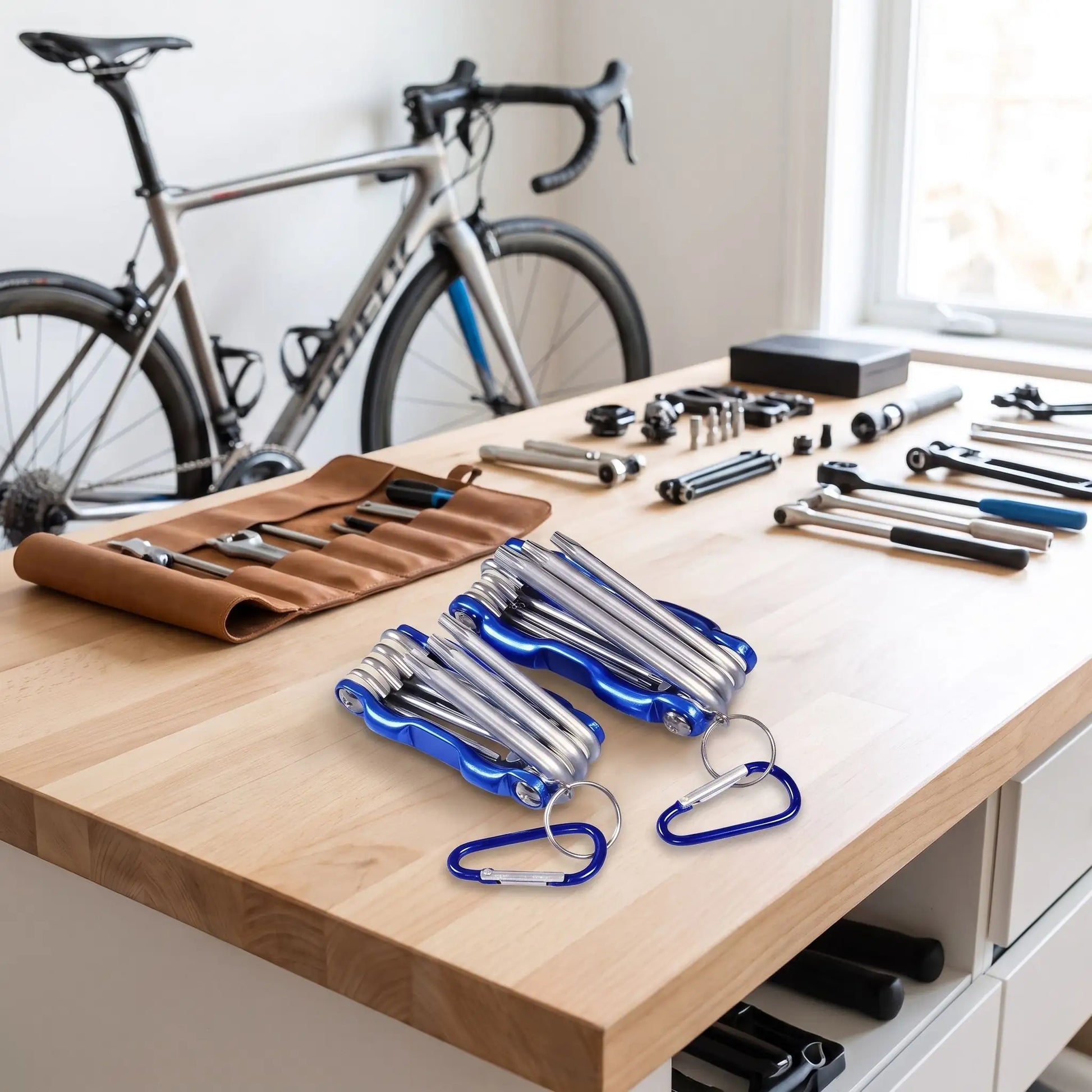 ensemble de deux Clés Torx Trousseau pliable sur une table de bois
