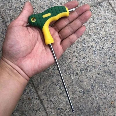 Une clef étoile jeu de clés torx en t dans la main d'un homme