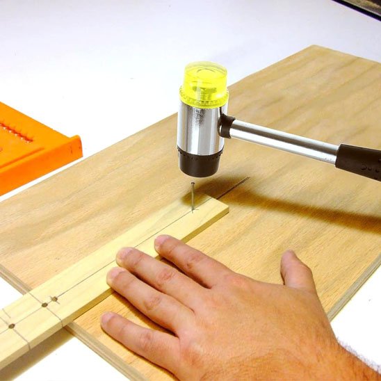 Marteau en caoutchouc règle