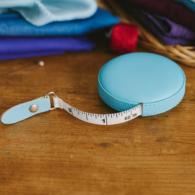 Mètre souple retractable en cuir bleu