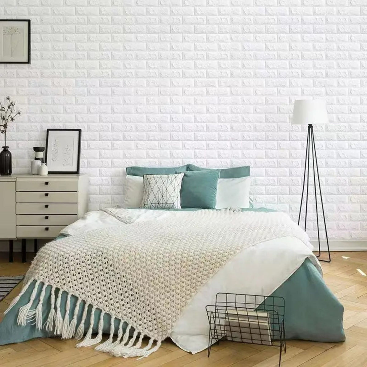 papier peint brique autocollant 3d derière un lit aux coussins vert