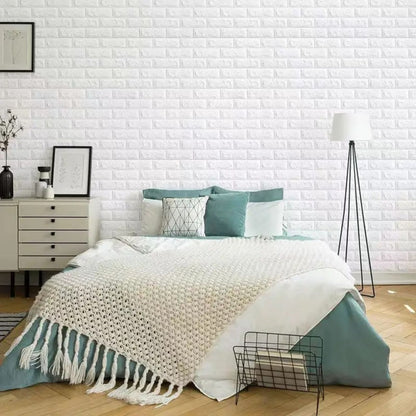papier peint brique autocollant 3d derière un lit aux coussins vert