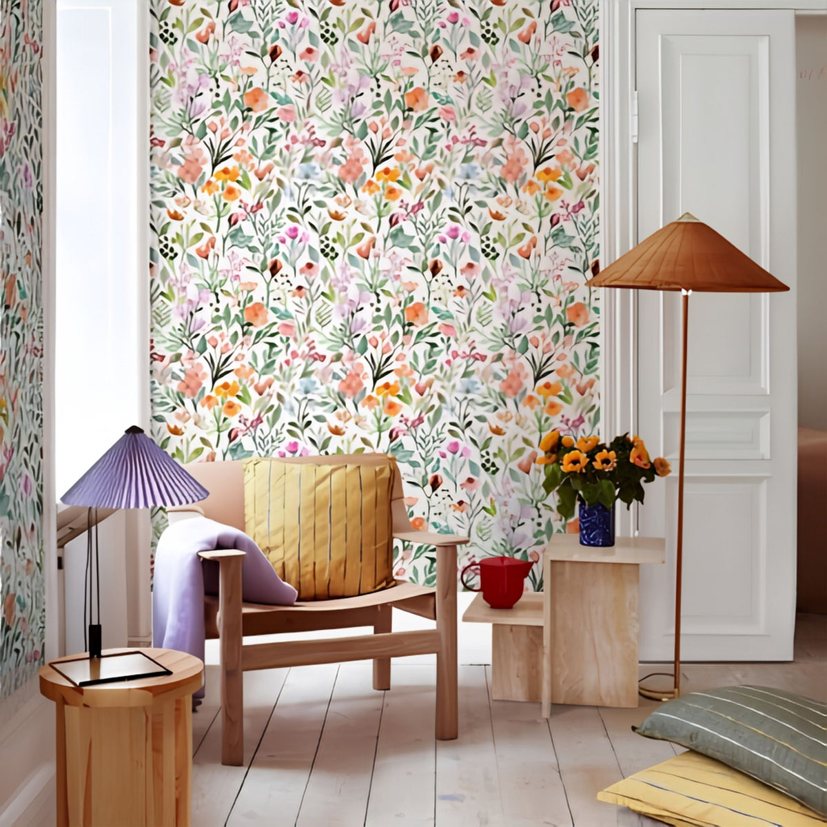 Papier peint fleuri enchanteur sur un mur derrière une chaise